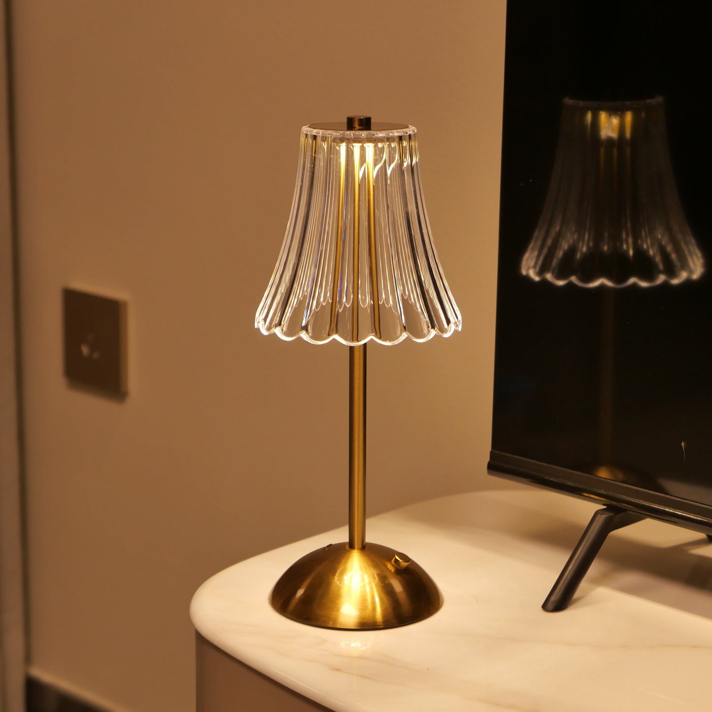 Stylish Metal Table Lamp with Touch Control and Rechargeable Design