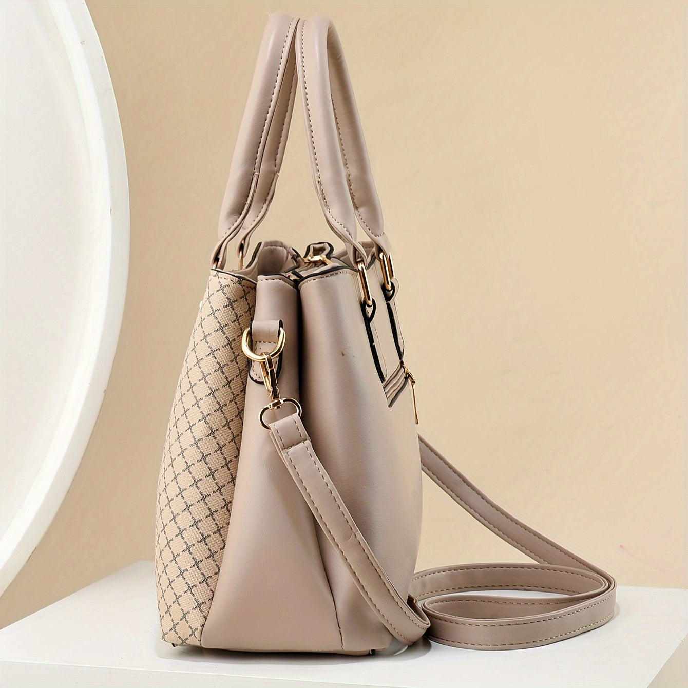 Fashionable plaid handbag with large capacity and zip closure