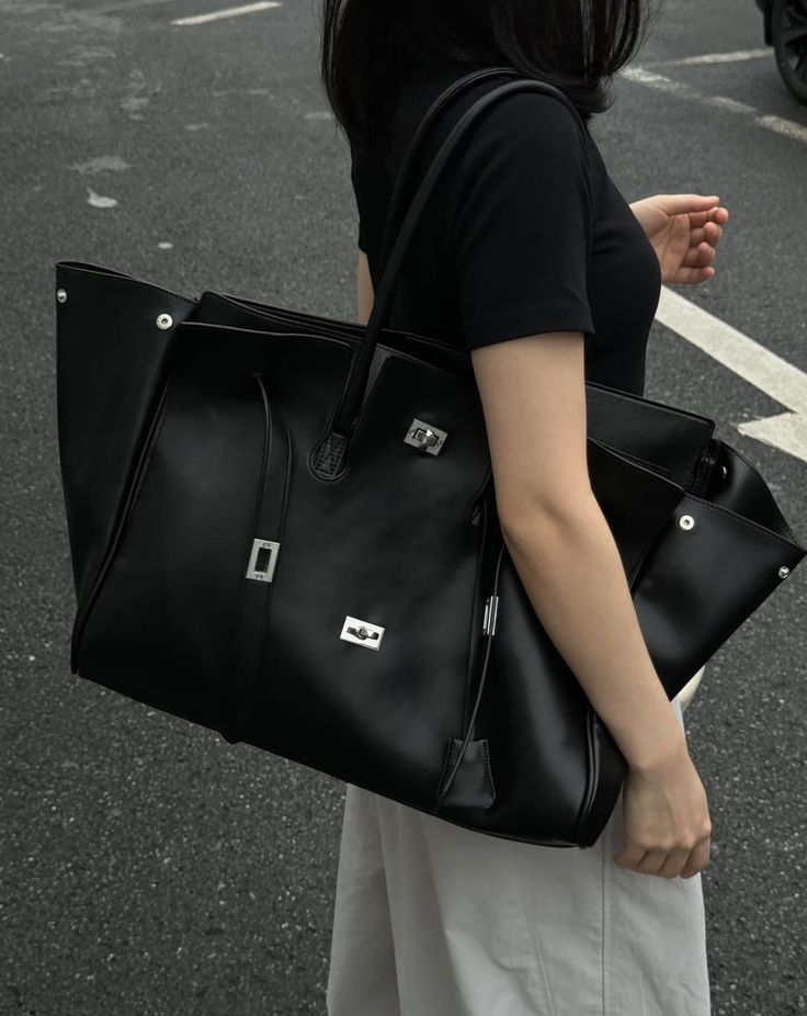 Chic Artemis Cloud Bag: A Modern Minimalist Handbag