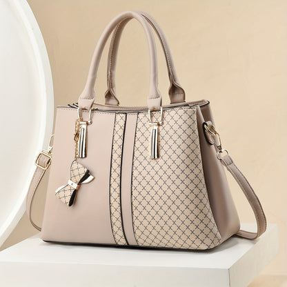 Fashionable plaid handbag with large capacity and zip closure